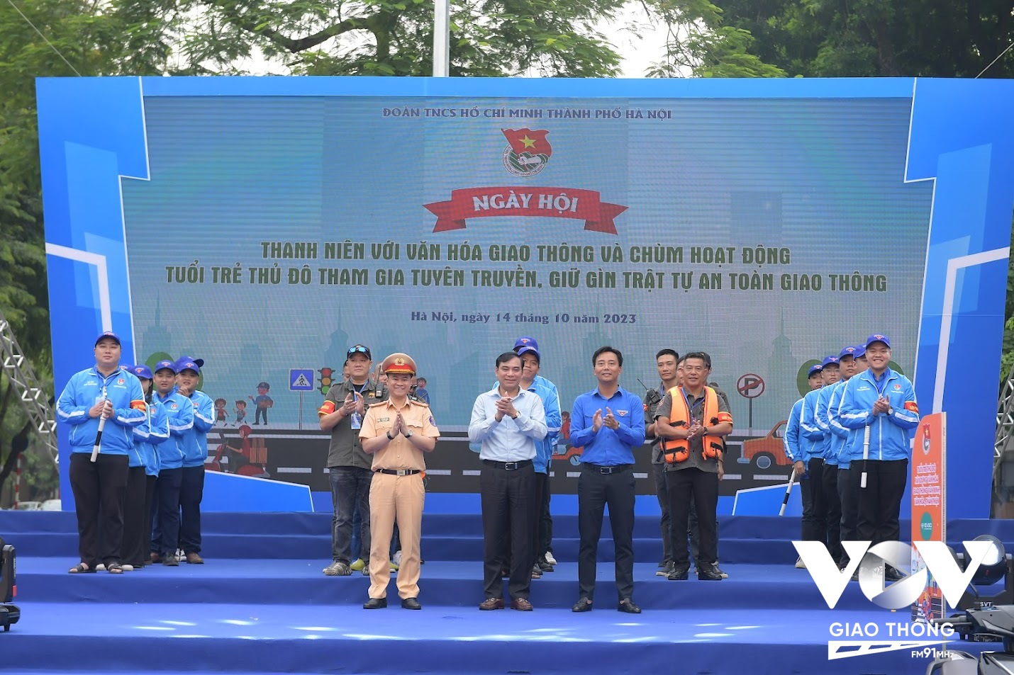Thành đoàn – Hội Liên hiệp Thanh niên Thành phố Hà Nội đã ra mắt các đội Thanh niên tình nguyện tham gia đảm bảo trật tự an toàn giao thông, cứu hộ cứu nạn cấp thành phố