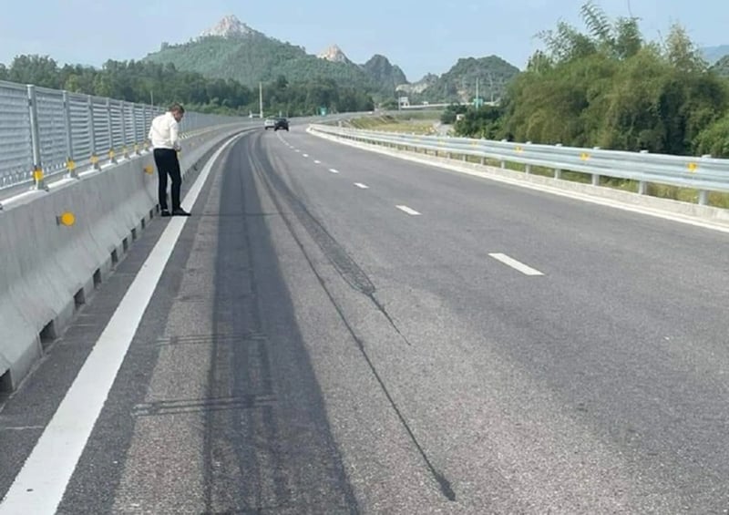 Vệt màu đen trên cao tốc Nghi Sơn - Diễn Châu nghi do kẻ xấu đổ hóa chất (Ảnh :Tập đoàn Sơn Hải)