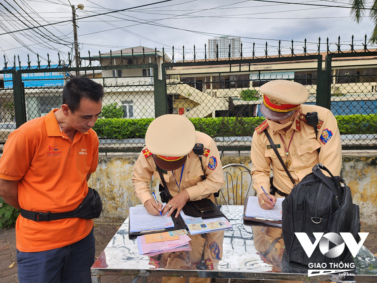 Tổ công tác thuộc Đội CSGT số 14 - PC08 Hà Nội xử lý lái xe khách vi phạm lỗi dừng đỗ không đúng nơi quy định