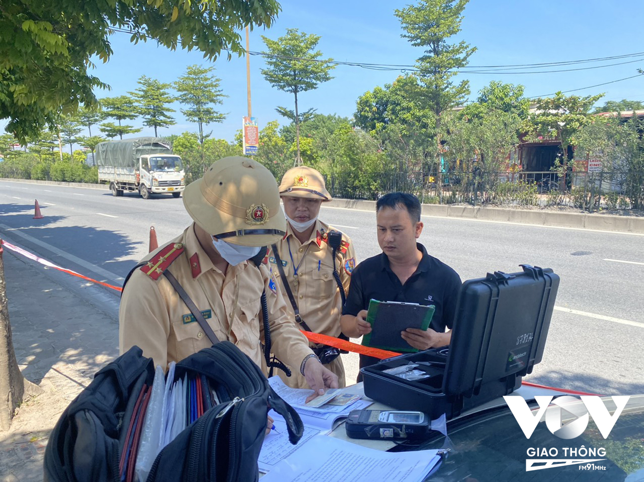 Tổ công tác thuộc Đội CSGT số 5 - PC08 Hà Nội xử lý phương tiện vi phạm