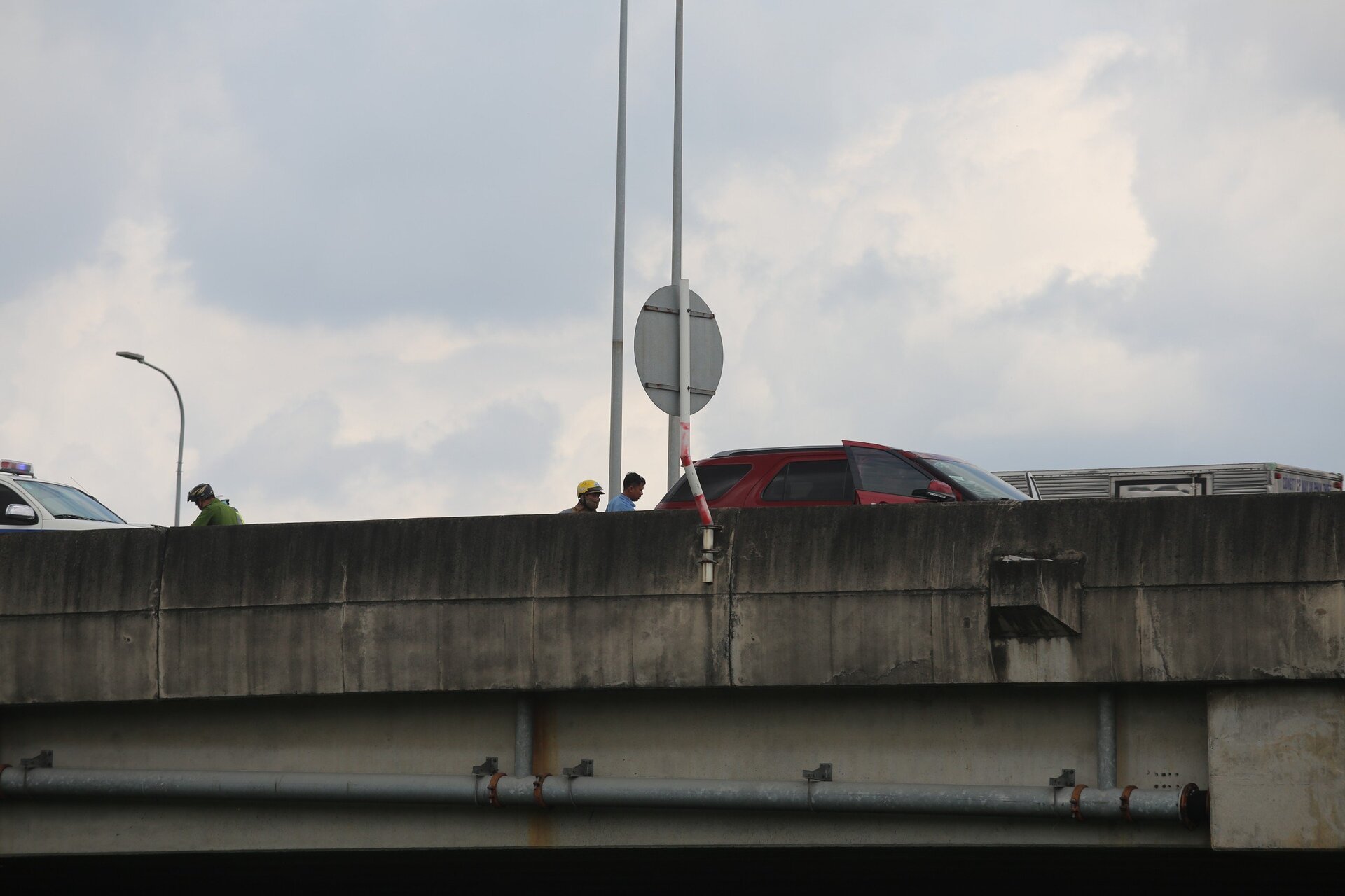 Công an khám xét hiện trường và chiếc xe ô tô của nạn nhân trên cao tốc.