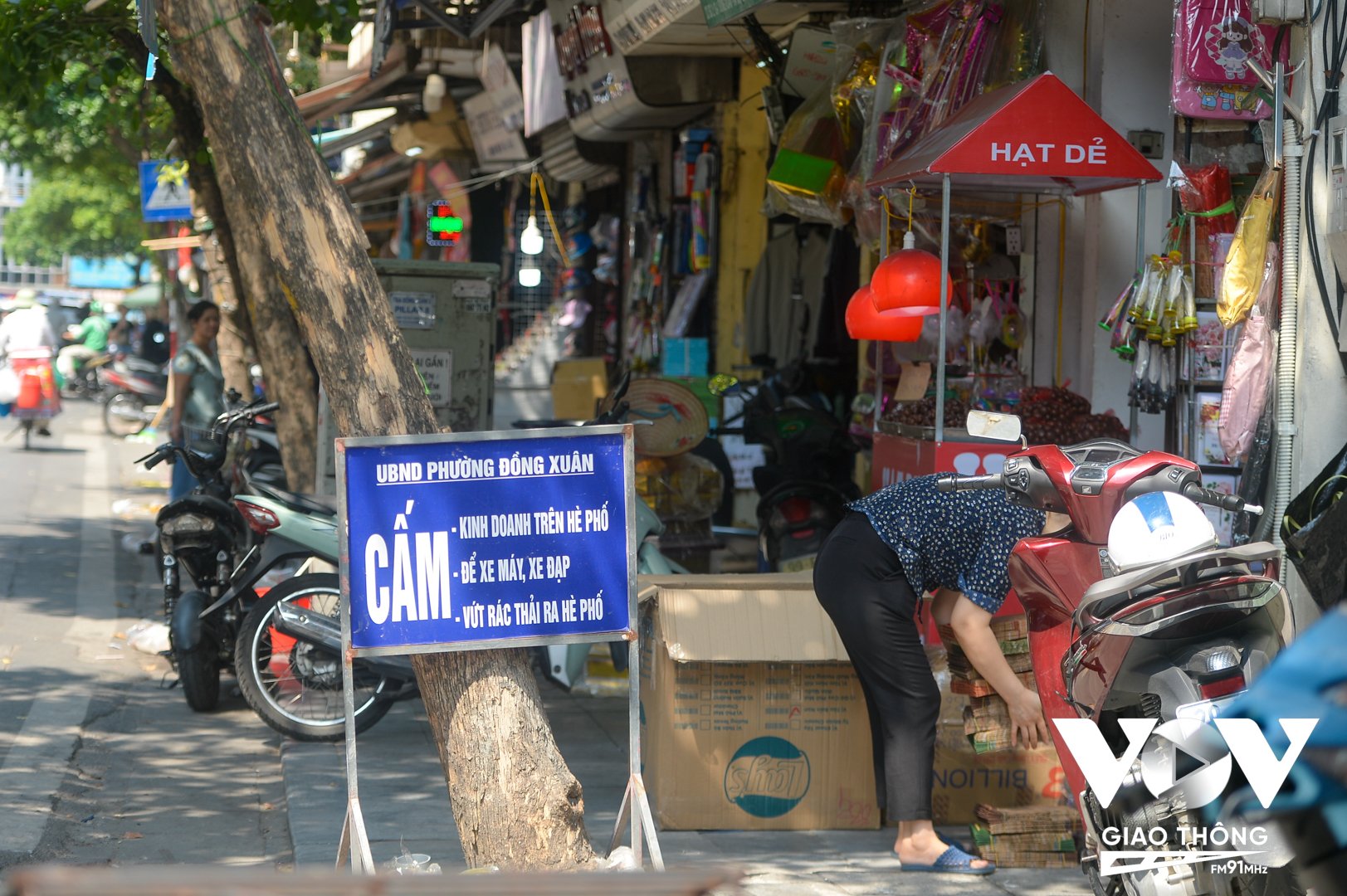 Mặc dù UBND phường Đồng Xuân đã đặt biển cấm, tuy nhiên sau tấm biển vẫn xảy ra việc để xe máy trên hè phố, lấn vỉa hè để kinh doanh,...