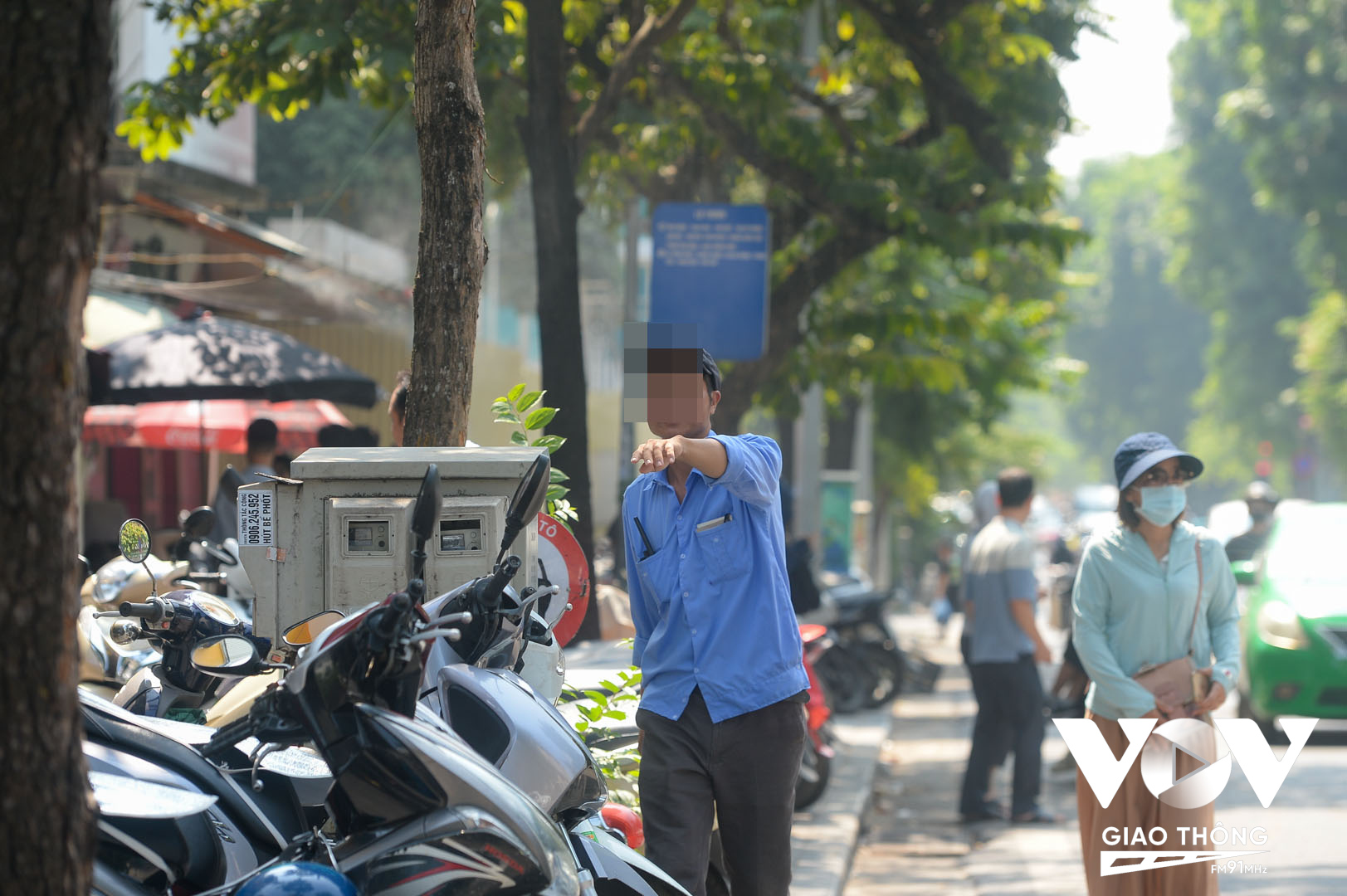 Vì tận dụng vỉa hè kê bàn cho khách ngồi ăn uống, nên xe máy được quán Lòng ngon phố cổ số 35 phố Quang Trung đẩy sát ra mép vỉa hè.