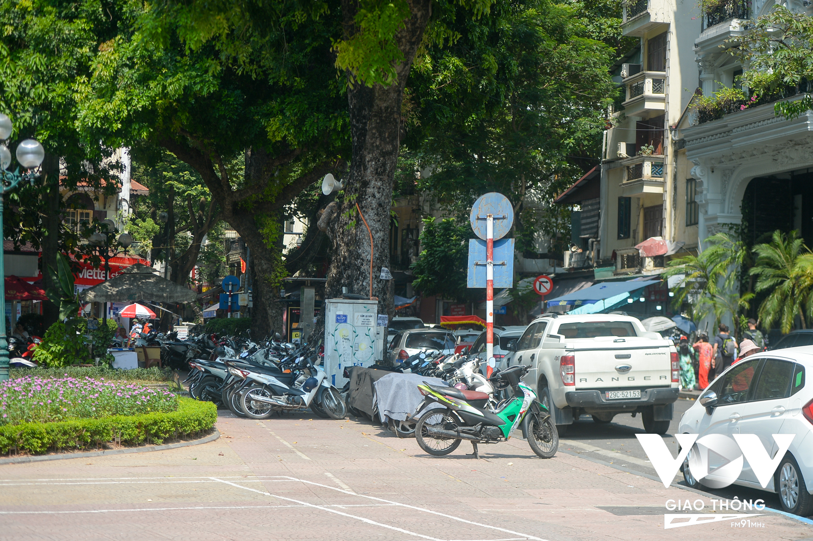 Khu vực Tượng đài Cảm Tử, bên phía đầu phố Hàng Dầu, phường Lý Thái Tổ, mặc dù trên vỉa hè có kẻ vạch thể hiện khu vực để xe máy, tuy nhiên một số xe vẫn được xếp ra ngoài vạch, lấn vào phần đường của người đi bộ.