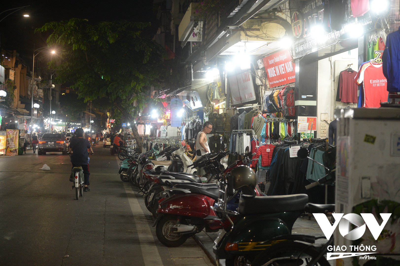 Ở phố Hàng Ngang, Hàng Đào tình trạng lấn chiếm vỉa hè kinh doanh vẫn tái diễn không khác buổi sáng là mấy.