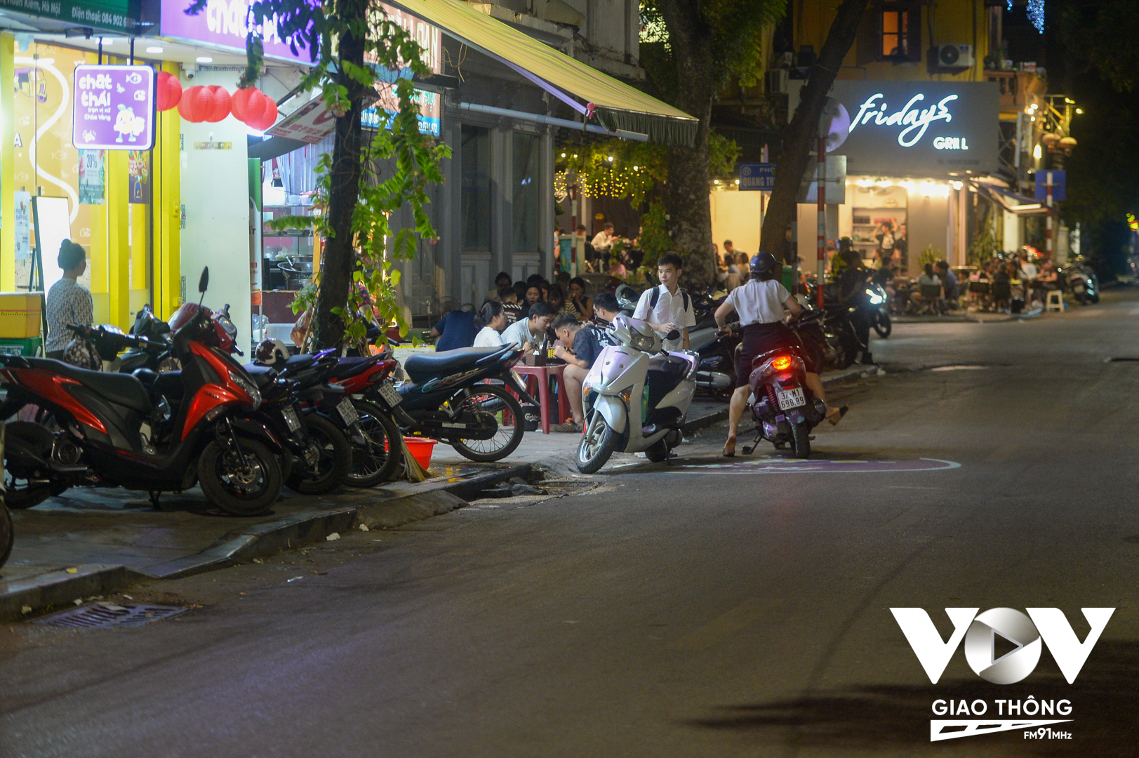 Vào buổi tối, tình hình vi phạm trật tự đô thị còn diễn ra nhức nhối hơn. Trong ảnh là một góc vỉa hè nằm ở ngã tư Quang Trung - Trần Quốc Toản, phường Trần Hưng Đạo, quận Hoàn Kiếm, Hà Nội.