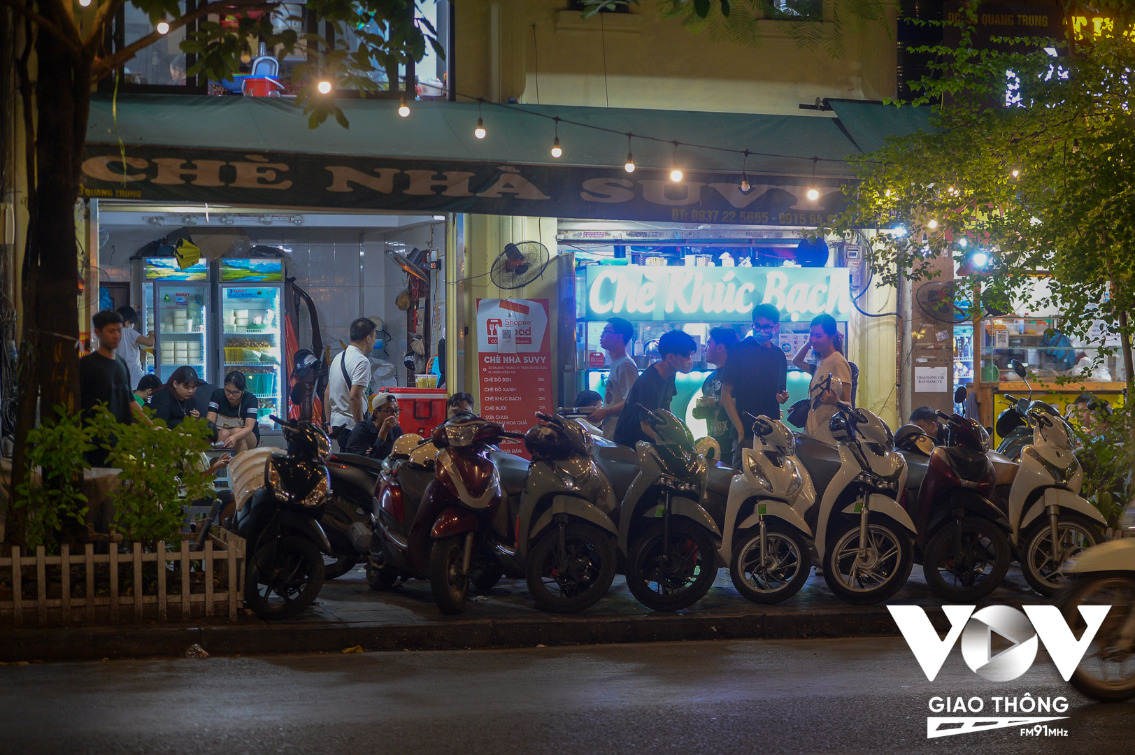 Xe máy xếp trên vỉa hè sát phố Quang Trung như một thành lũy be đắp cho hàng bàn ghế bên trong phục vụ khách ăn, uống.