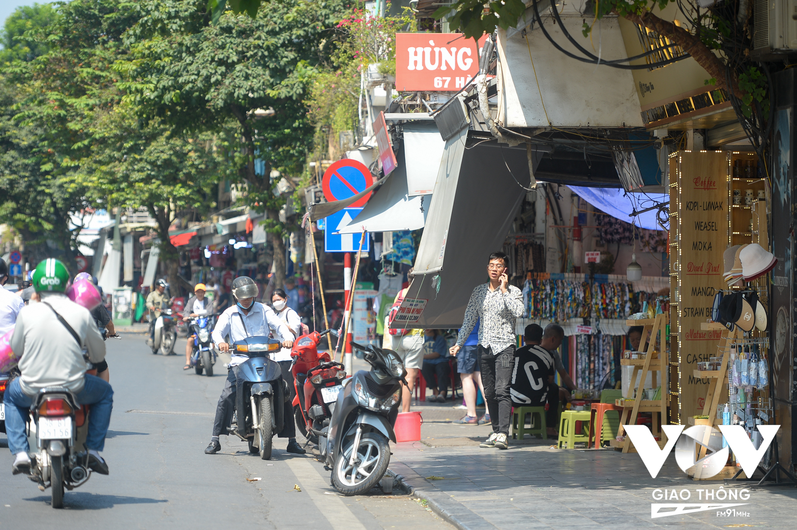 Dọc con phố Hàng Ngang, Hàng Đào thuộc phường Hàng Đào, quận Hoàn Kiếm, Hà Nội cũng không khó bắt gặp việc bày hàng hóa ra vỉa hè, xe máy để dười lòng đường, các hộ kinh doanh căng bạt che nắng lấn vỉa hè.