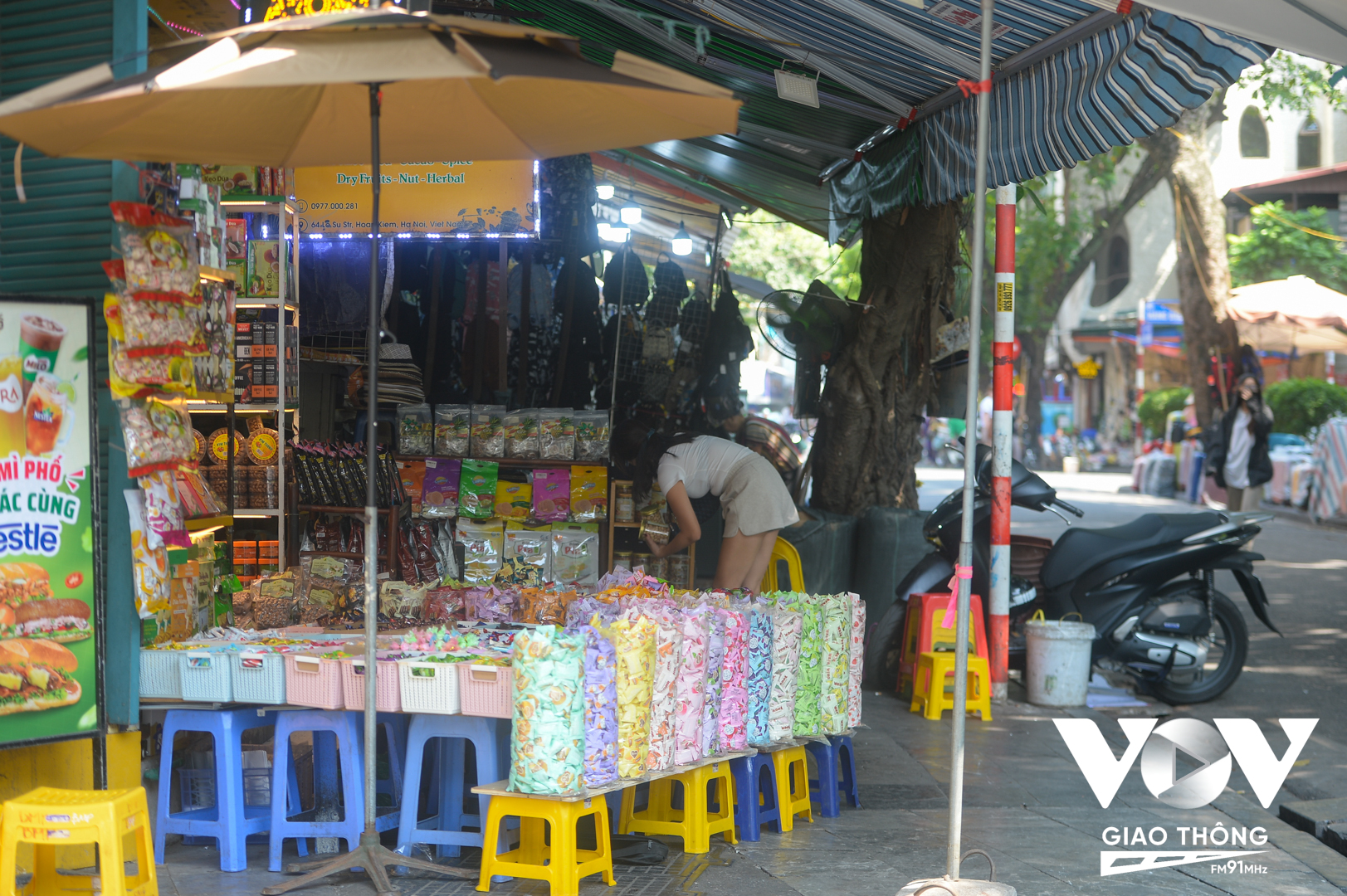 Phần làn dành cho người khuyết tật trên vỉa hè đã bị một số hộ kinh doanh trên phố Hàng Dầu chiếm dụng kê hàng hóa.