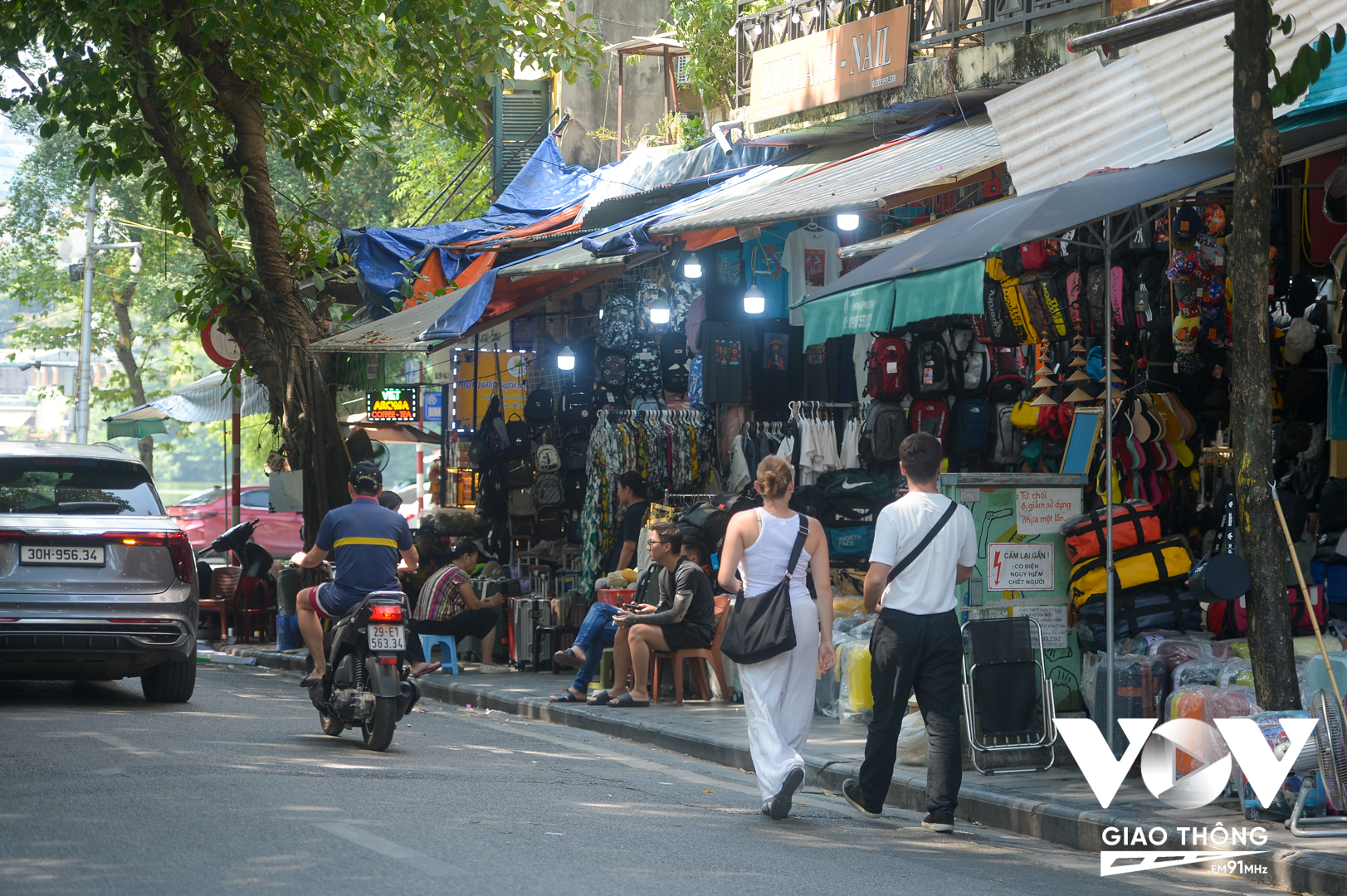 Cũng ở khu vực đầu phố Hàng Dầu, các hàng bán quần áo, balo, giày dép,... chiếm dụng vỉa hè để bày hàng hóa, người đi bộ, khách du lịch đi bộ bị đẩy xuống lòng đường.