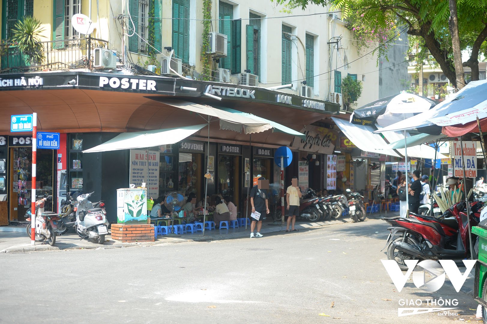 Ở đầu phố Hồ Hoàn Kiếm, phường Hàng Bạc, quận Hoàn Kiếm, các cửa hàng ăn ở đây cũng chiếm dụng phần vỉa hè để bày ô, kê bàn cho khách ngồi ăn.