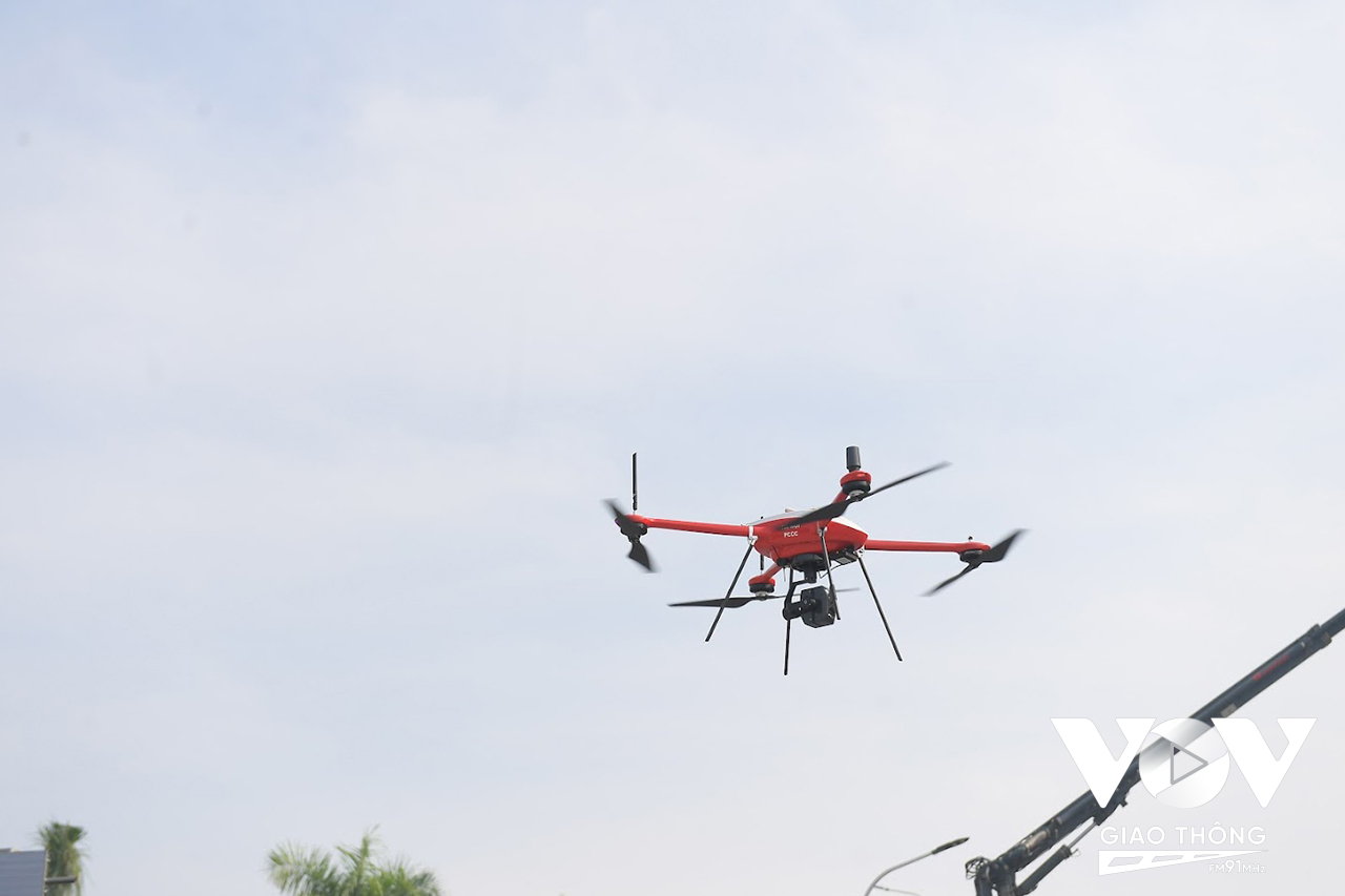 Ngoài ra hệ thống flycam cũng được áp dụng trong công tác cứu nạn cứu hộ. Flycam có thể bay tốc độ 43km/h, bán kính 5km, tầm bay tối đa 30km và khả năng phóng to hình ảnh lên đến 30 lần.