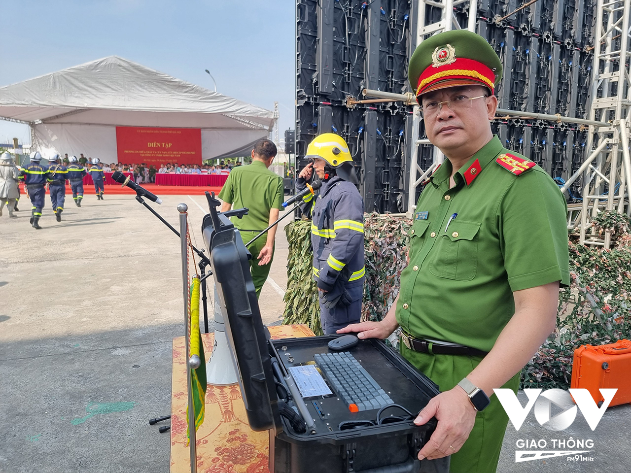 Đại tá Phạm Trung Hiếu, Trưởng Phòng Cảnh sát PCCC&CNCH, Công an TP. Hà Nội trực tiếp kiểm tra trạm điều khiển của flycam