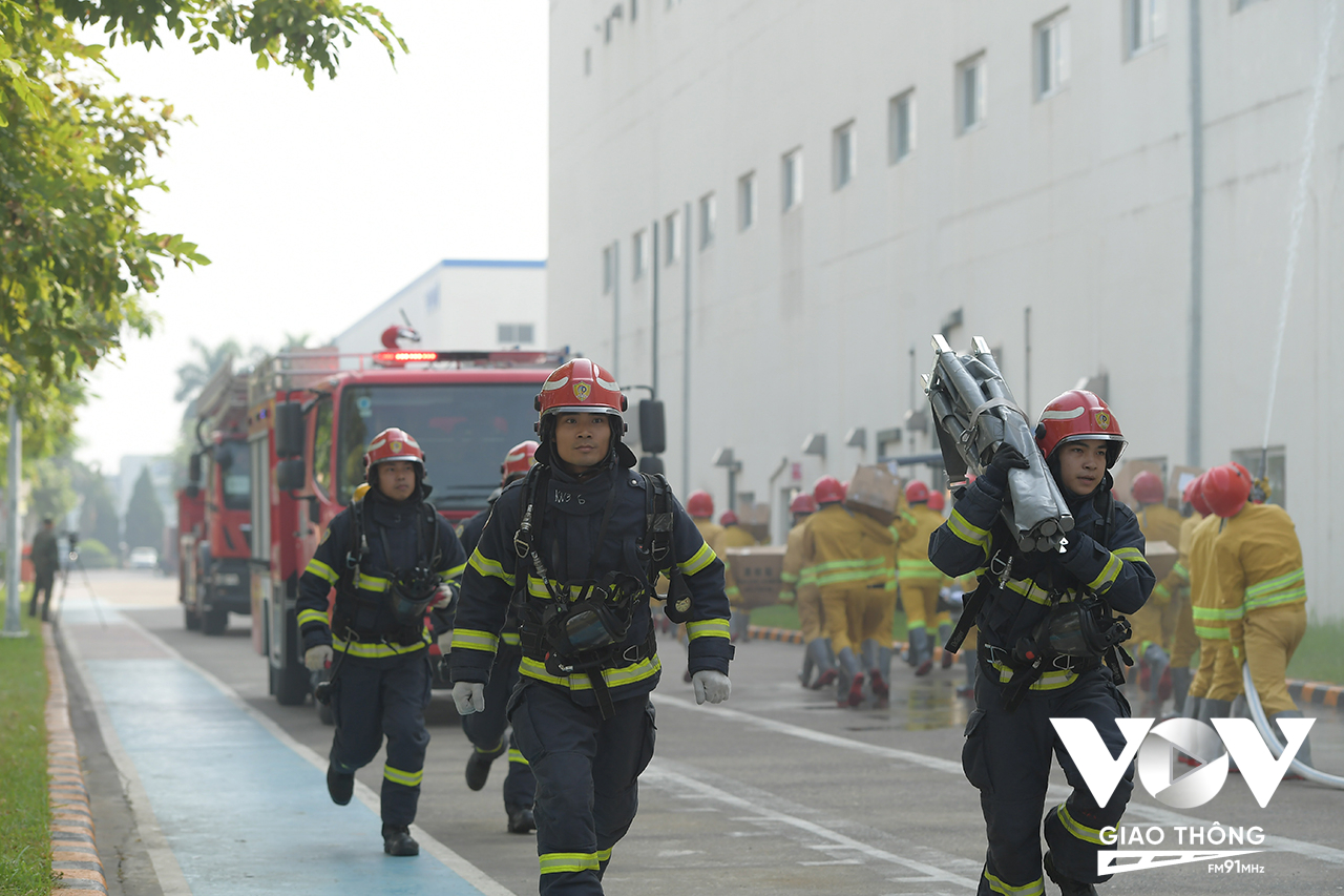 Trung tâm thông tin chỉ huy Công an TP Hà Nội nhận được tin báo xảy ra cháy và có nguy cơ có nhiều người bị nạn tại Công ty TNHH TOTO Việt Nam lập tức điều động lực lượng, phương tiện của của Đội Chữa cháy và CNCH khu vực số 3 – Phòng PC07 và Công an huyện Đông Anh nhanh chóng đến đám cháy.