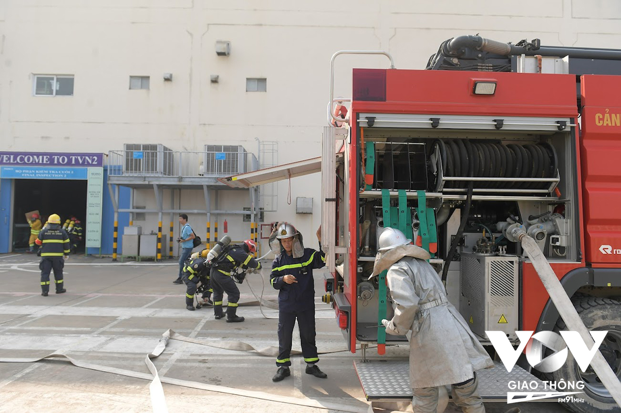Nhanh chóng triển khai lực lượng chữa cháy, cứu nạn cứu hộ để đảm bảo an toàn cho những nạn nhân bị mắc kẹt tại hiện trường.