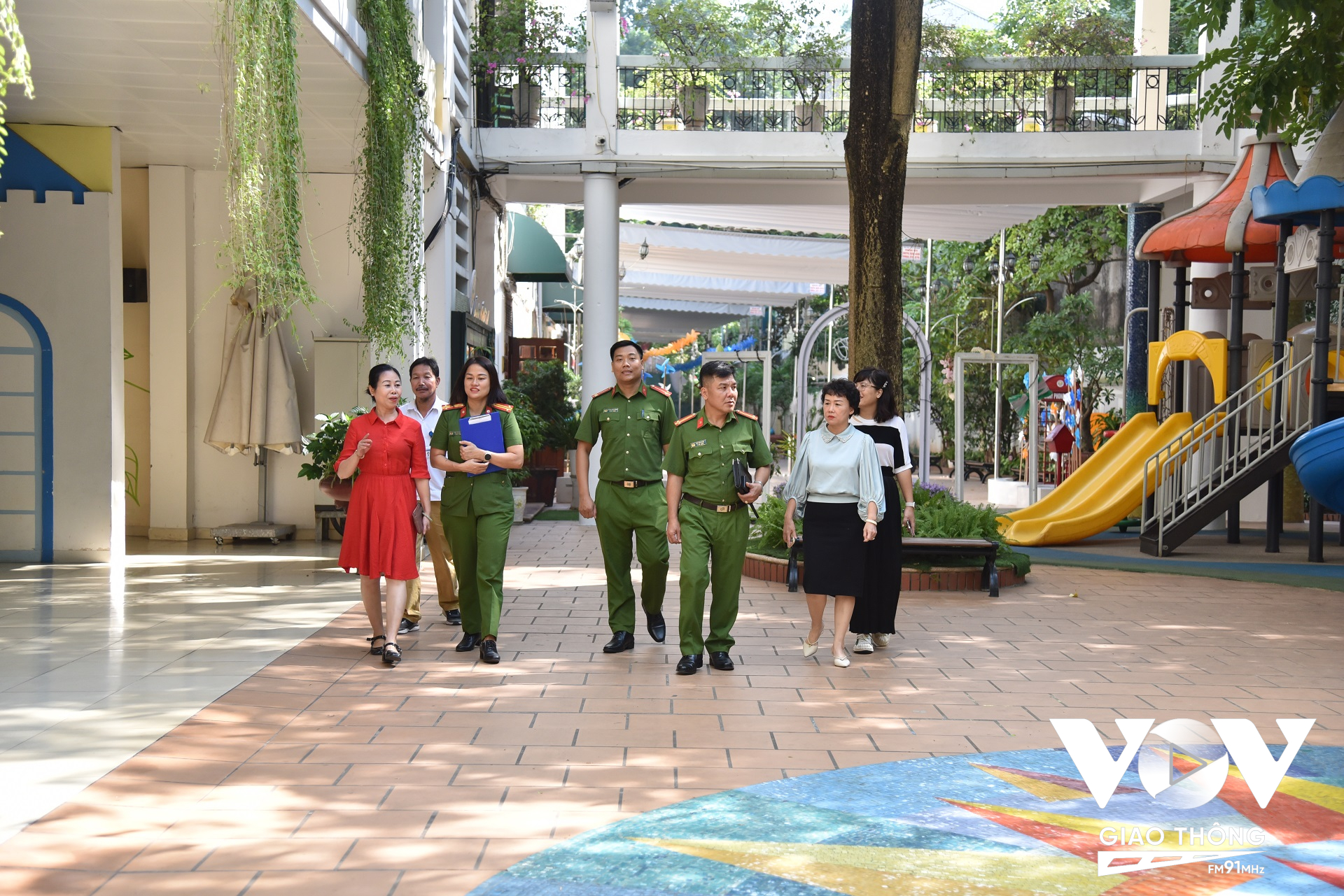 Lực lượng Cảnh sát PCCC&CNCH Công an quận Hoàn Kiếm tuyên truyền PCCC&CNCH tại các cơ sở giáo dục