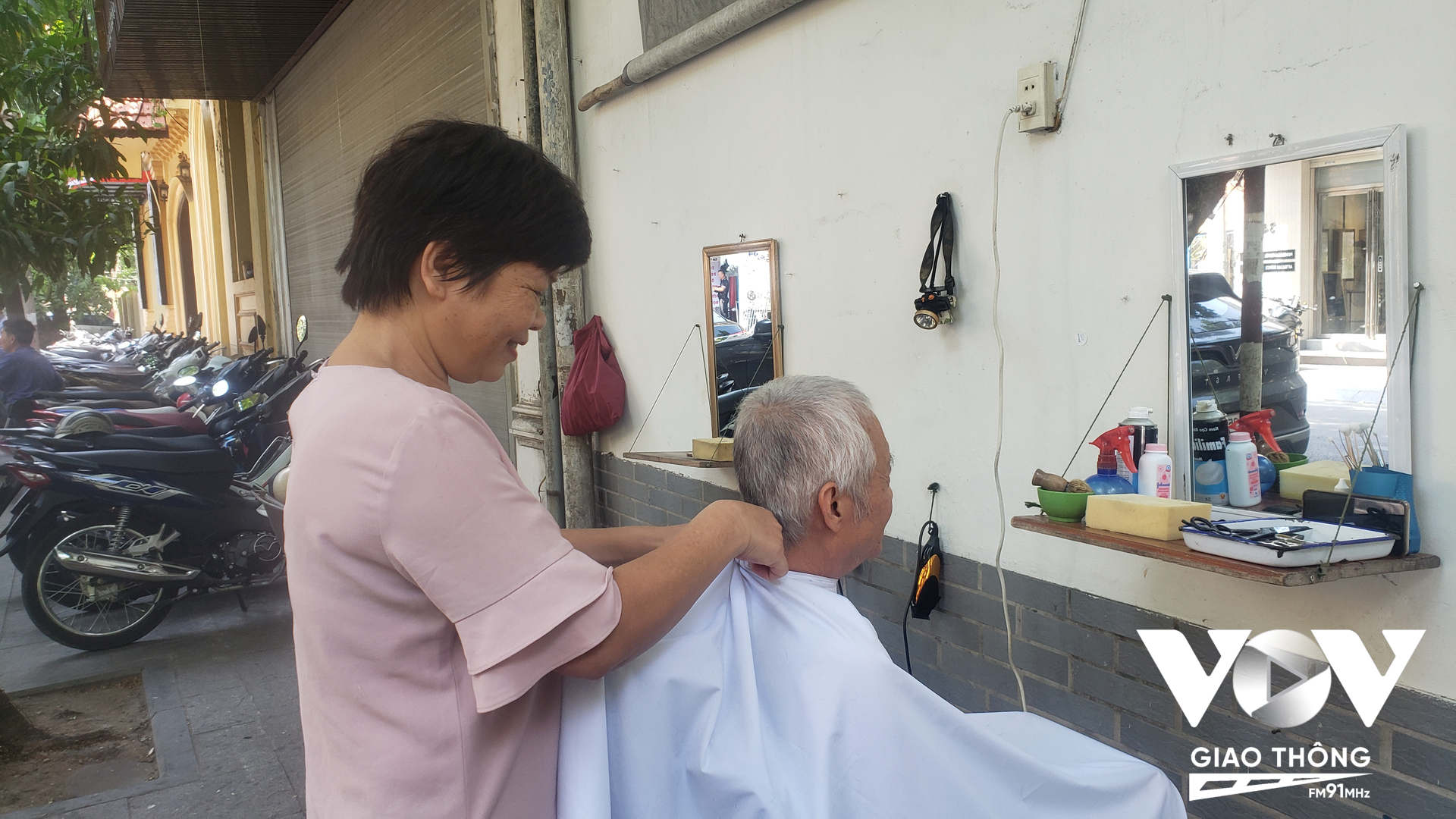 Cô Hương - người phụ nữ đang cắt tóc nam truyền thống trên vỉa hè con phố Cao Bá Quát
