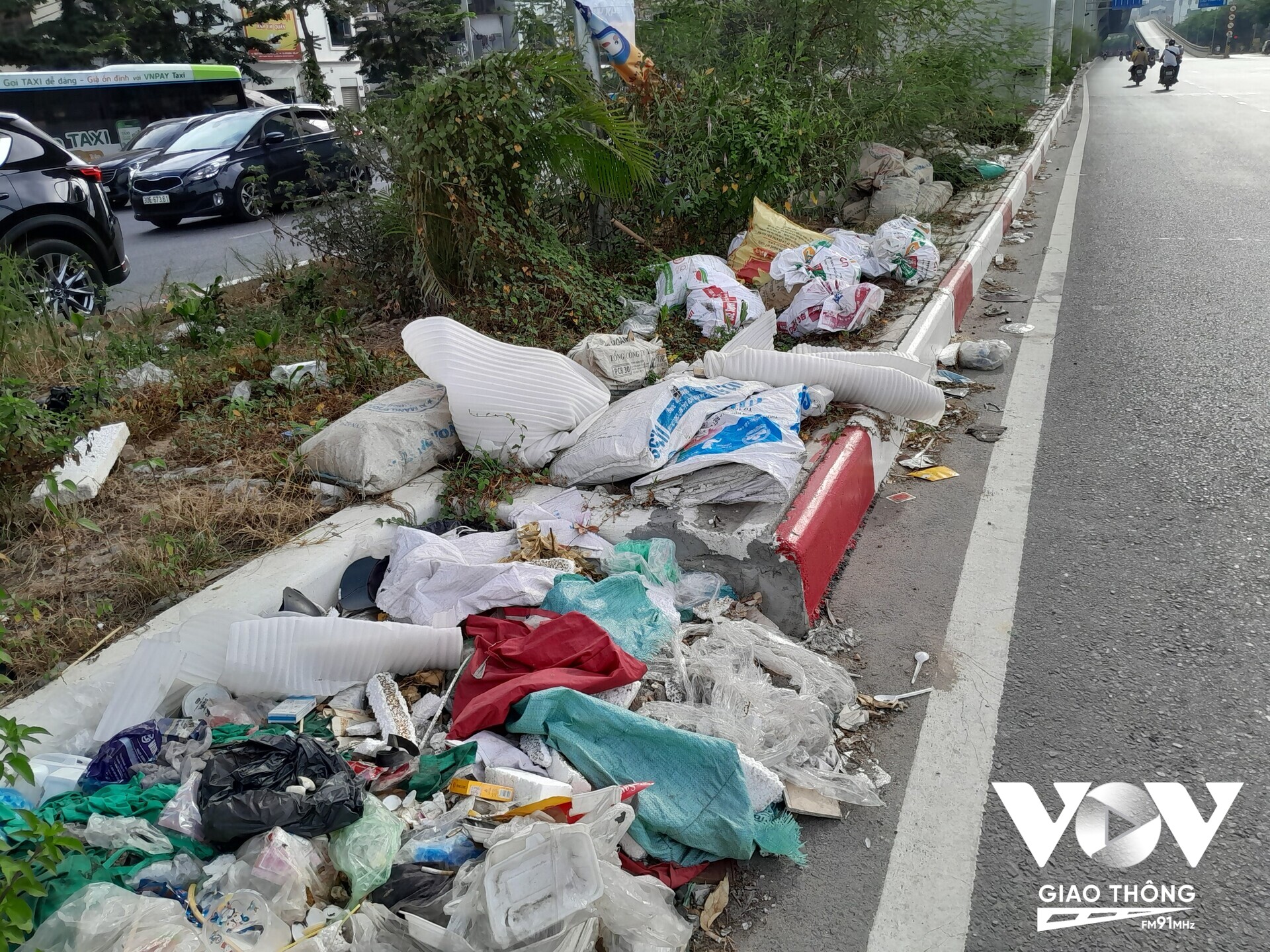 Những bịch nilon rác sinh hoạt do những người thiếu ý thức vứt tràn lan bên lề đường cạnh những bụi cây đã chiếm một phần diện tích lòng đường và tạo cảnh nhếch nhác mất mỹ quan đô thị.