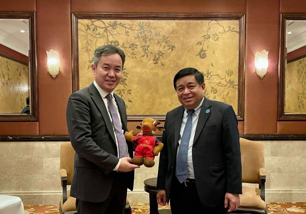 Bộ trưởng Nguyễn Chí Dũng tặng quà lưu niệm cho ông Bạch Ngọc Chiến (Ảnh: MPI)