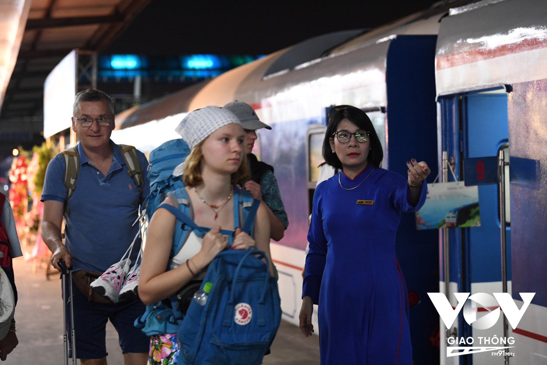 Khách nước ngoài thích thú khi trải nghiệm đoàn tàu chất lượng cao Hà Nội – Đà Nẵng SE19, SE20