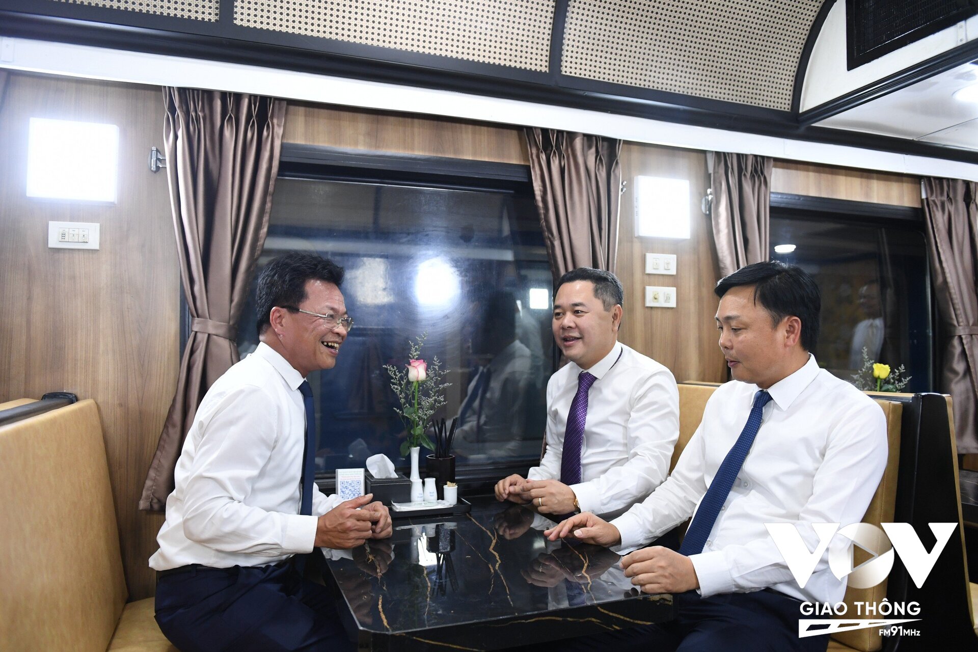 Ông Đặng Sỹ Mạnh - Chủ tịch VNR (bên trái), ông Hoàng Gia Khánh - TGĐ VNR (bên phải đầu tiên) và ông Nguyễn Ngọc Cảnh - PCT UBQLVNN tại DN (bên phải trong cùng) trải nghiệm đoàn tàu chất lượng cao Hà Nội - Đà Nẵng