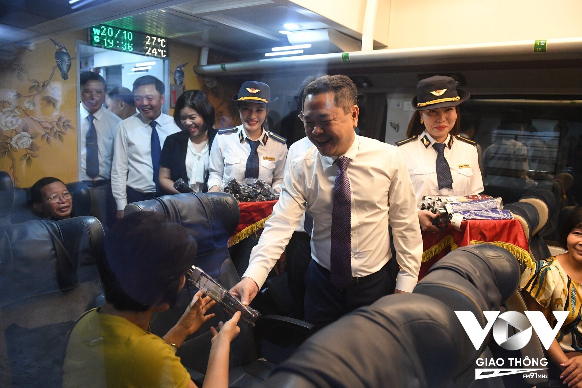 Ông Nguyễn Ngọc Cảnh, Phó Chủ tịch Ủy ban Quản lý vốn nhà nước tại doanh nghiệp và lãnh đạo Tổng Công ty Đường sắt VN tặng quà cho khách đi đoàn tàu chất lượng cao HN - Đà Nẵng