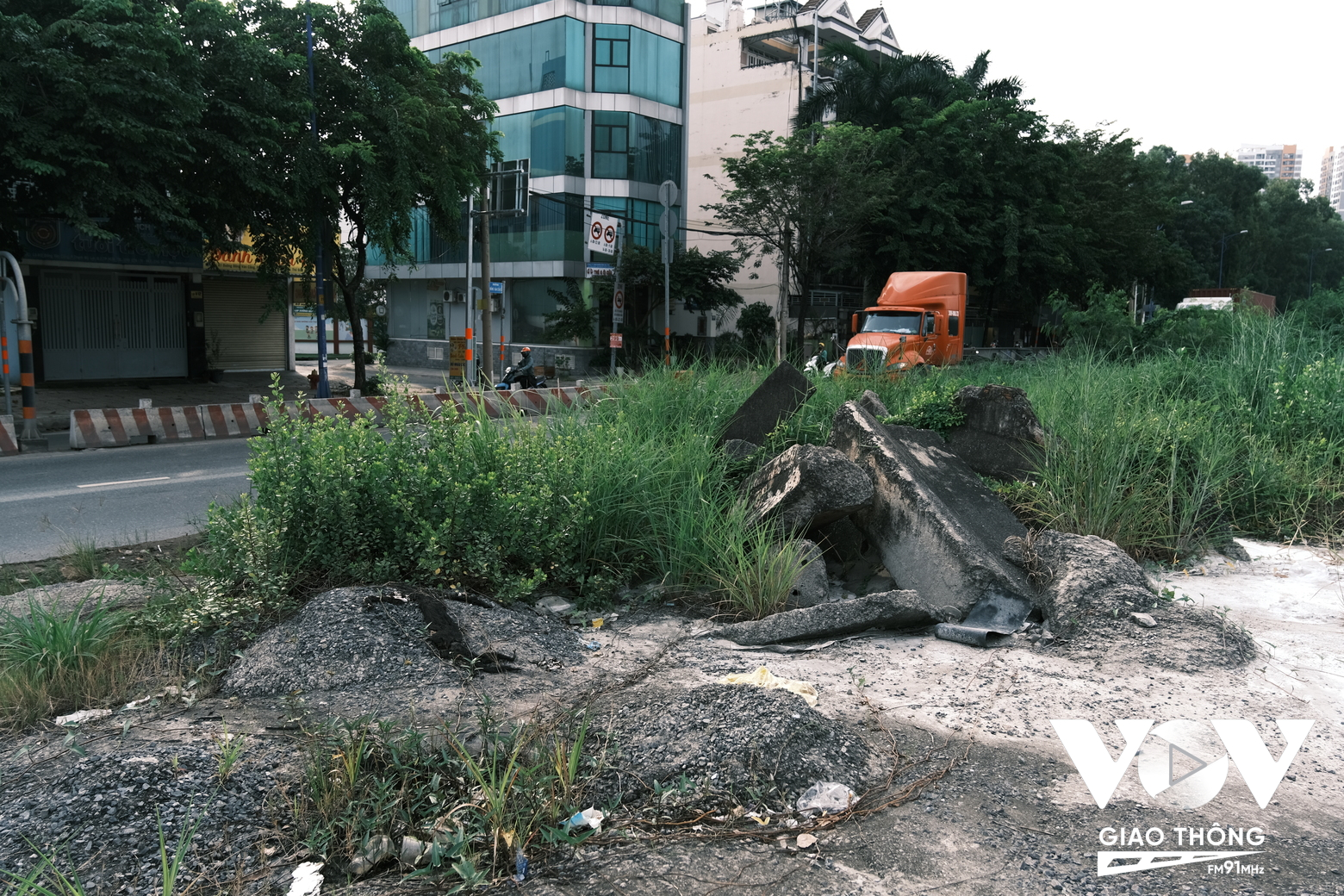 Công trường dự án mở rộng đường Đồng Văn Cống không một bóng người làm việc