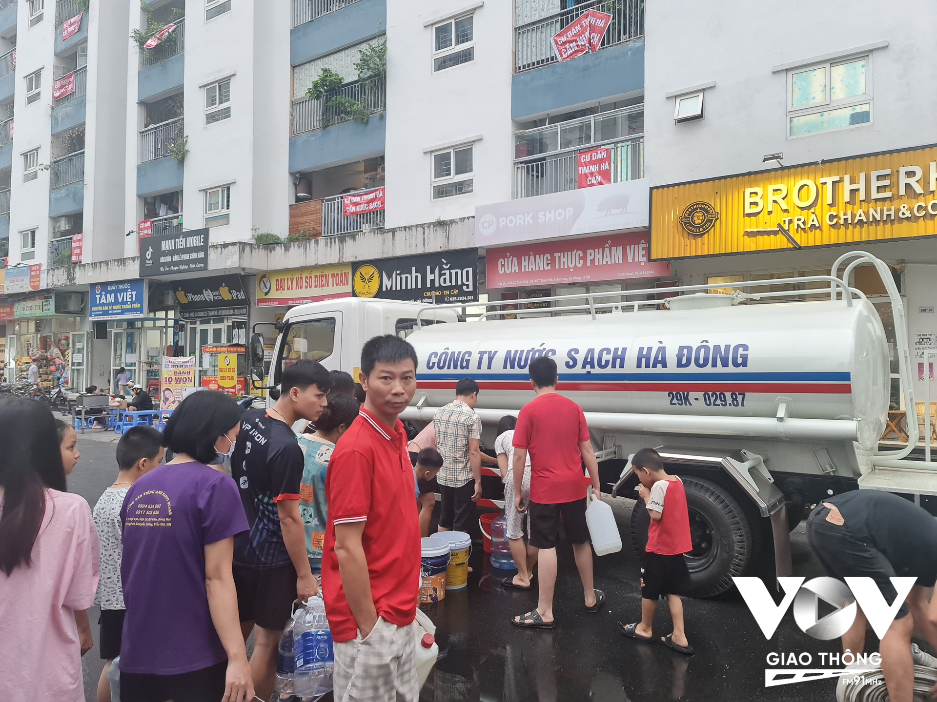 Chiều 21/10, cư dân 6 tòa cũ của KĐT Thanh Hà đã được tiếp tế nước từ một xe téc của công ty nước sạch Hà Đông