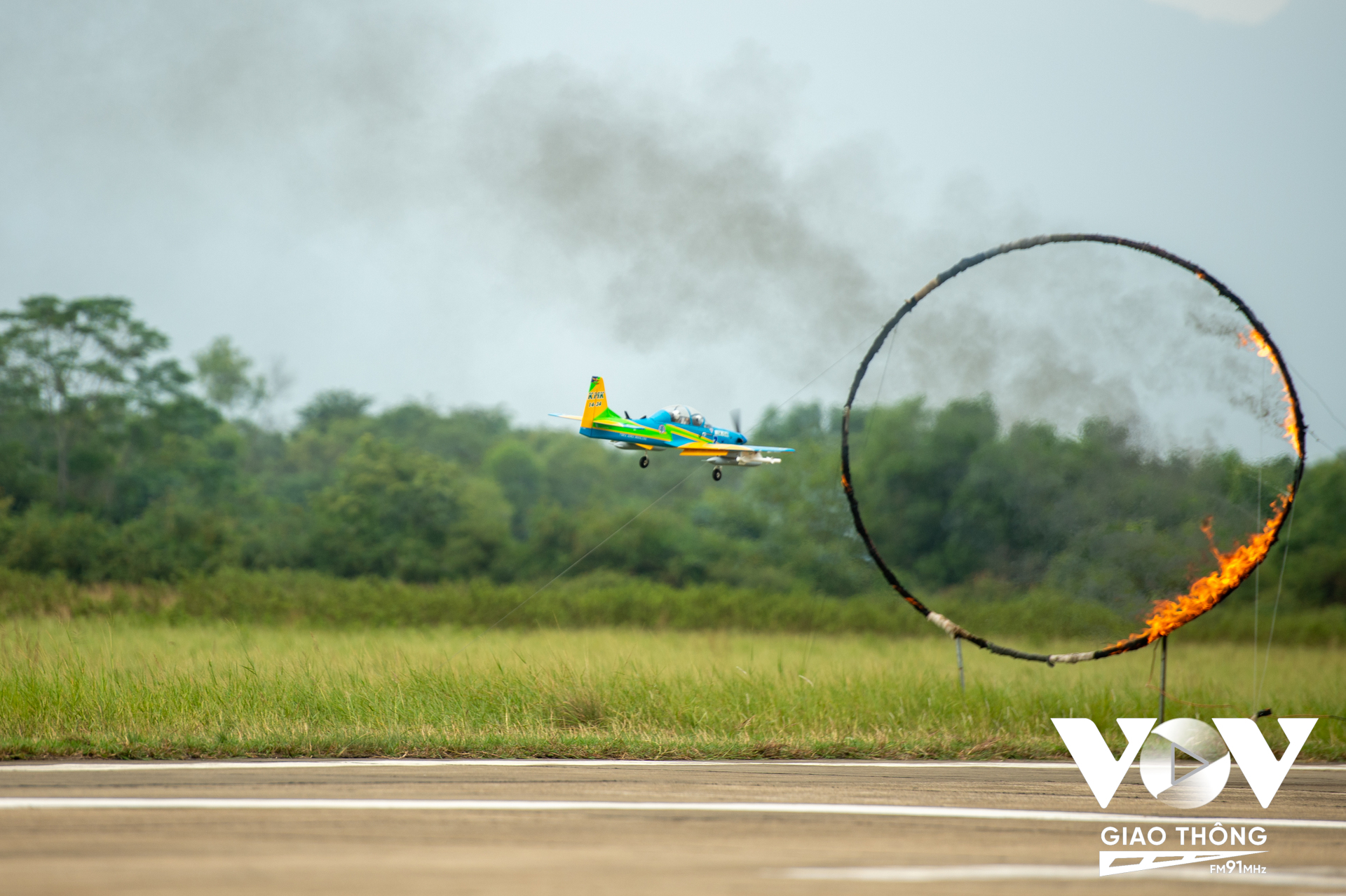 Khán giả hào hứng nhất là khi các “phi công” thực hiện điều khiển máy bay mô hình bay qua vòng lửa.