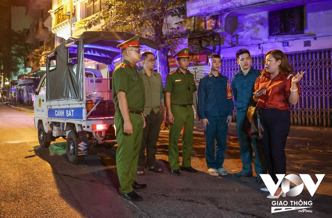 Mỗi đoàn kiểm tra PCCC đêm của phường Hàng Gai gồm 3 tổ công tác, do trực tiếp lãnh đạo phường làm trưởng đoàn; phối hợp giữa lực lượng Công an, Quân sự, cán bộ phường và tổ dân phố