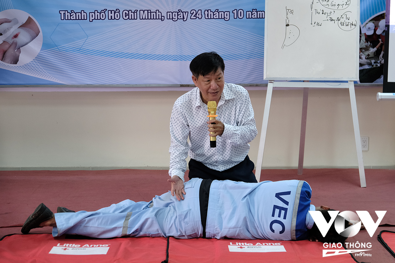 Ths. Bs Nguyễn Thế Sơn hướng dẫn các học viên phương pháp sơ cứu ban đầu.