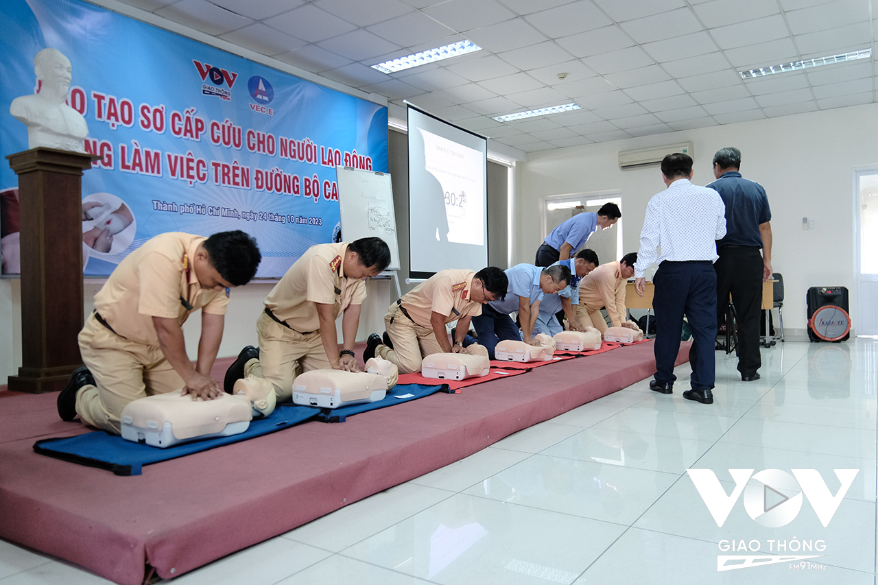 Các học viên được thực hành sơ cấp cứu ngay tại lớp dưới sự hướng dẫn của các y bác sĩ.