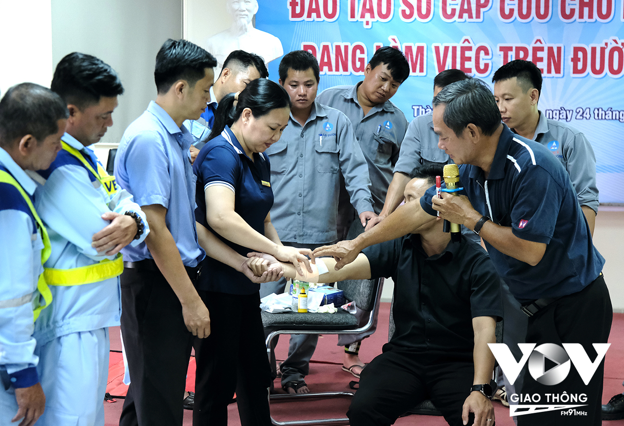 BS.CKI Vũ Quang Trung hướng dẫn kỹ thuật thao tác băng bó vết thương tại hiện trường.