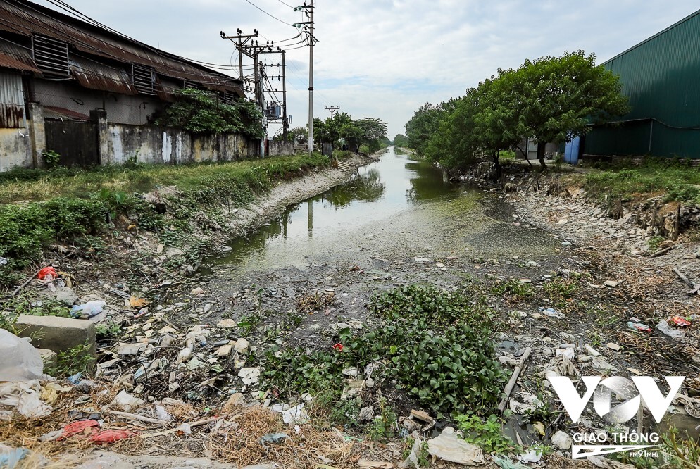 Một mương nước ô nhiễm gần trạm cấp nước Thanh Hà