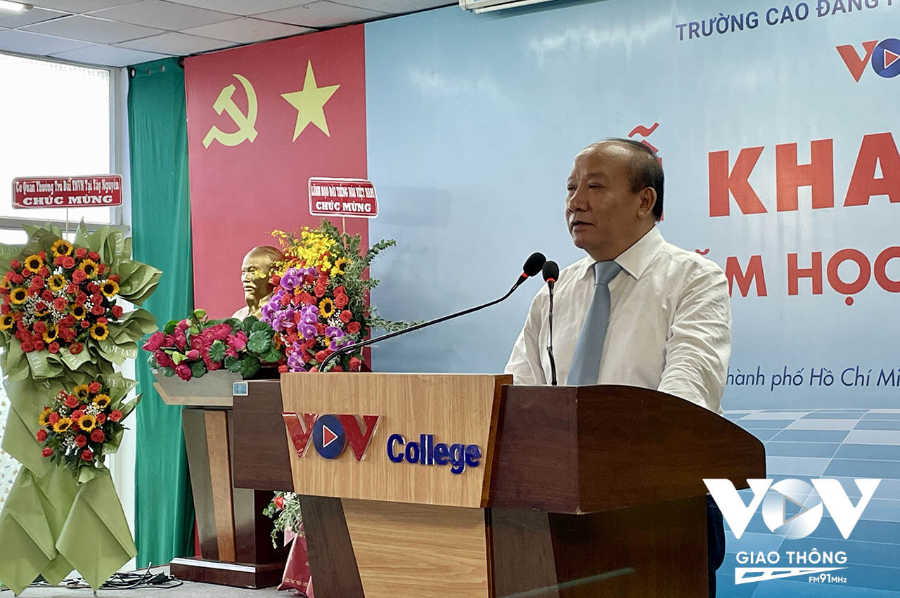 Tiến sĩ Trần Minh Hùng – Phó Tổng Giám đốc Đài Tiếng nói Việt Nam phát biểu chỉ đạo tại buổi lễ khai giảng