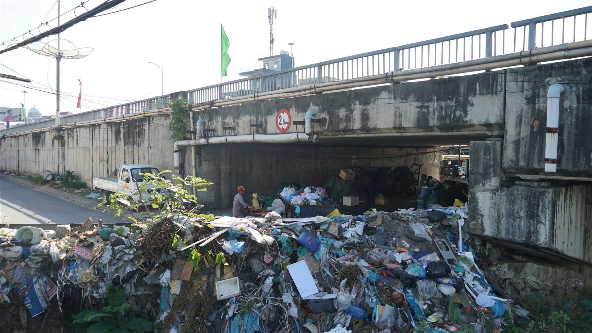 Bãi tập kết rác dưới chân cầu Đầu Sấu thuộc tốp 'nhất nhì' thành phố về niên tuổi và gây ô nhiễm