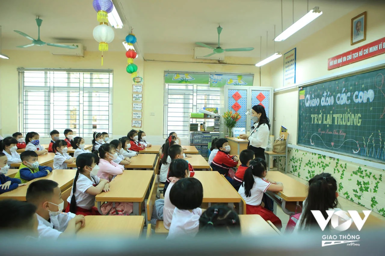 Vì nhầm lẫn trong quan niệm, nên xã hội có xu hướng đổ lỗi cho nhà nước không lo nổi chỗ học ở trường công