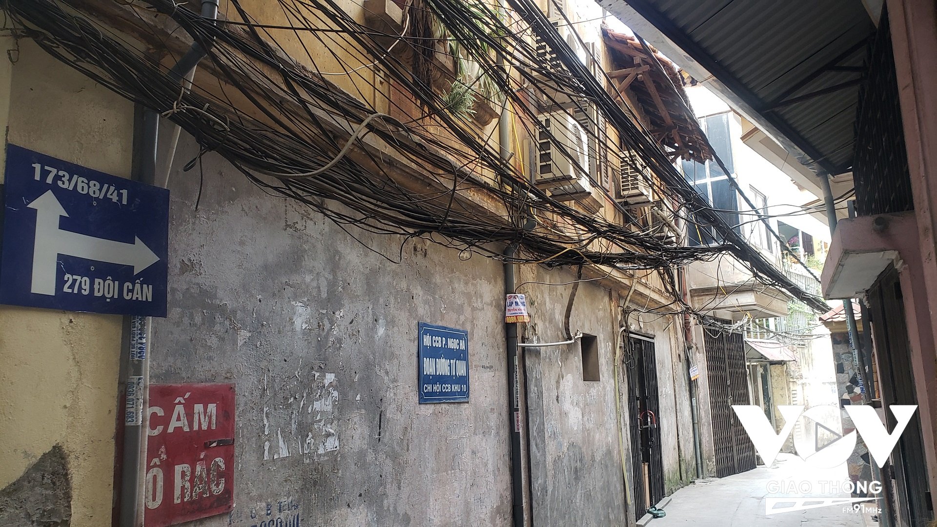 Tìm nhà trong ngõ sâu, ngõ cụt và đặc biệt là những ngõ thông nhau ở Hà Nội thực sự là một thử thách đối với nhiều người