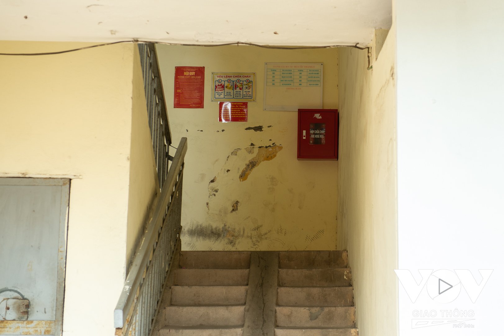 Ở hành lang các tầng đều có bình cứu hỏa, tiêu lệnh chữa cháy