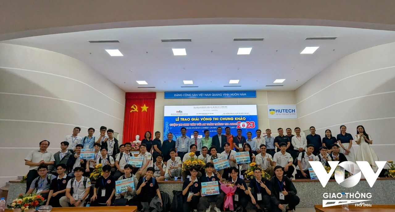 Đại diện BTC cuộc thi cùng các sinh viên khu vực phía Nam đạt giải trong Cuộc thi “Sinh Viên với An toàn Thông tin Asean năm 2023