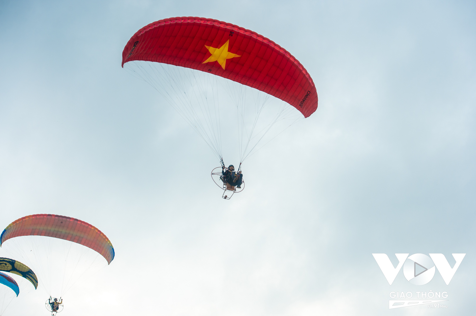 Ngoài các nội dung thi đấu, PVOIL VOC 2023 còn có màn trình diễn dù lượn có động cơ của team Sky Rider. Đây là đội hình bay có sự tham gia của cả những tay đua vừa tham gia thi đấu ở World Cup dù lượn thế giới năm 2022 diễn ra tại Hàn Quốc.