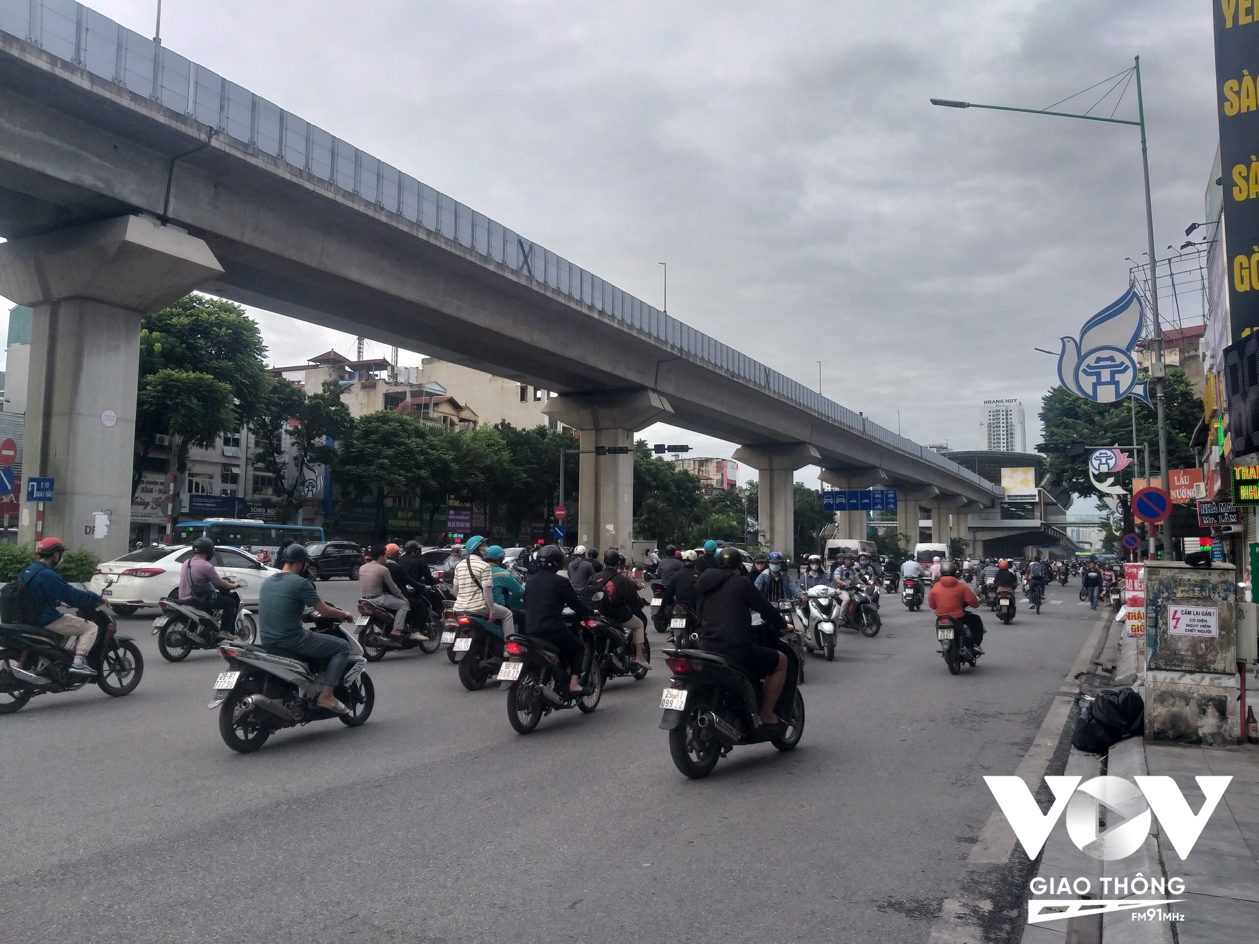 Tình trạng mô tô, xe gắn máy đi ngược chiều trên đường Nguyễn Trãi diễn ra khá phổ biến