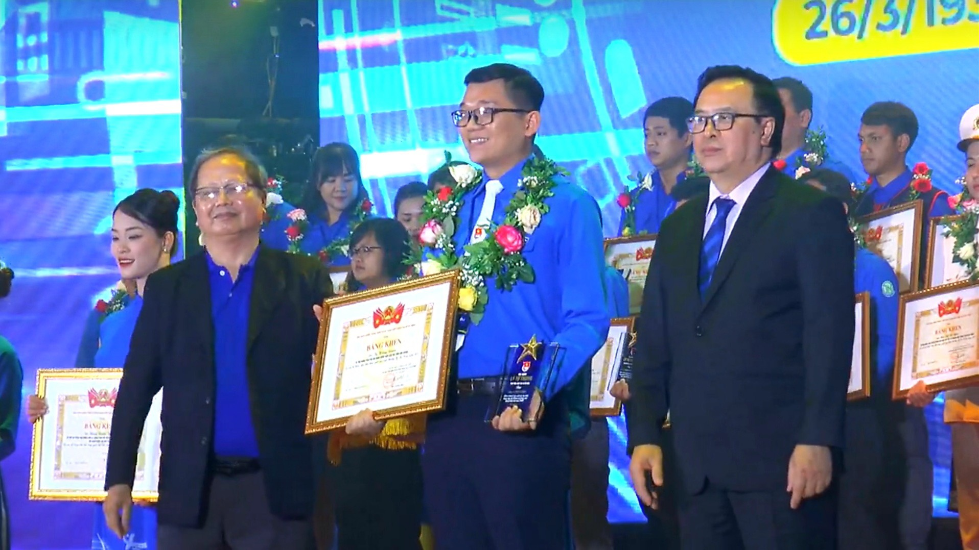 Bác sĩ Tạ Hồng Xuân nhận giải thưởng Lý Tự Trọng năm 2023.
