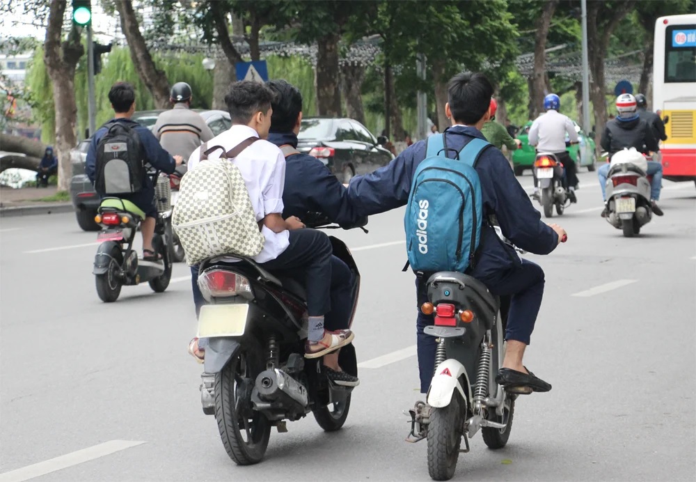 Hiện nay rất nhiều học sinh sử dụng xe máy làm phương tiện đi học hàng ngày
