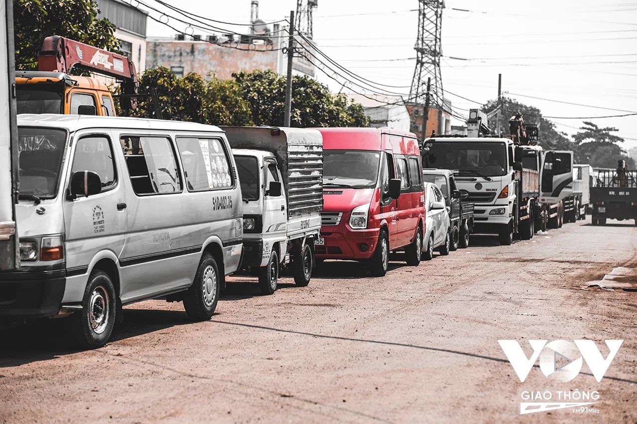 Hiệp hội Vận tải ô tô Việt Nam đã có công văn kiến nghị Bộ GTVT điều chỉnh gấp phí dịch vụ và thu nhập cho đăng kiểm viên nhằm giảm nguy cơ ùn tắc do ô tô xếp hàng chờ đăng kiểm vào dịp cuối năm