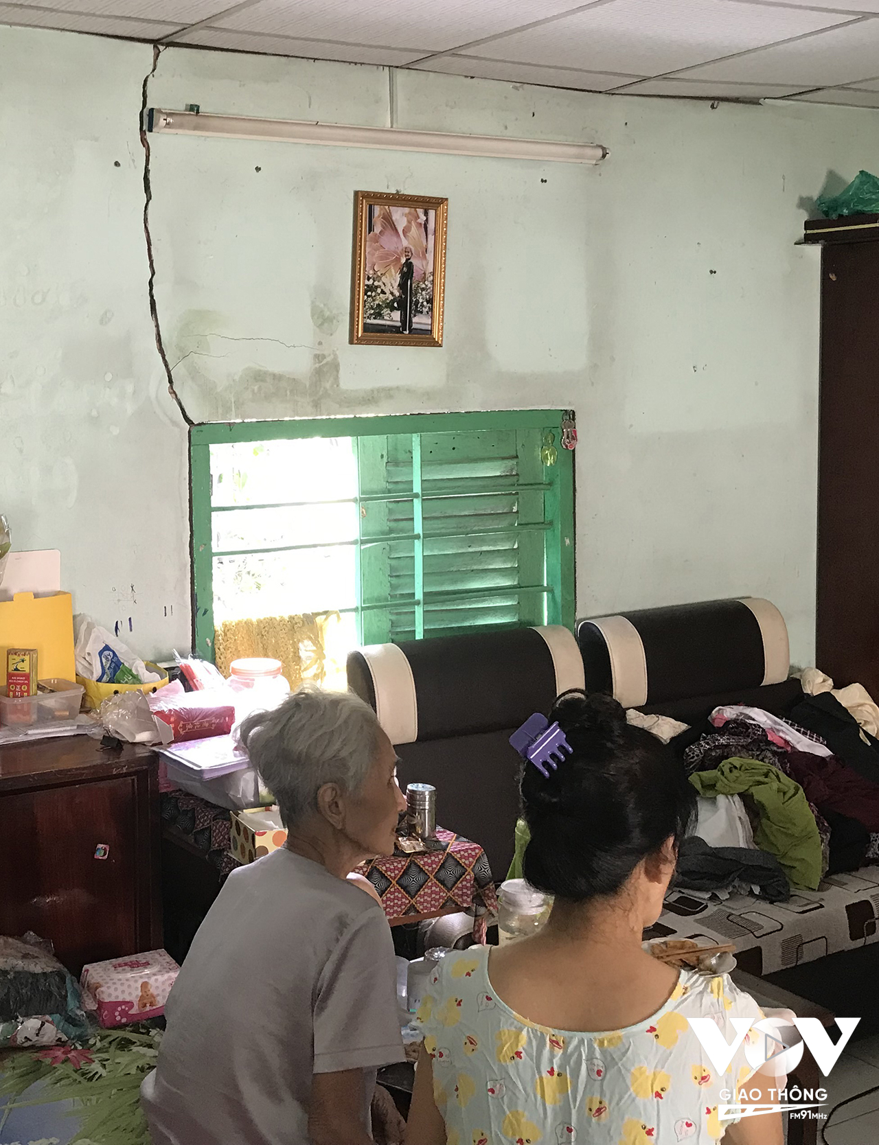 Bà Nguyễn Thị Công (88 tuổi) sống trong hẻm 886 cho biết, nhà bà xây dựng trước năm 2000, tuy không nằm trong số những hộ dân bị di dời nhưng nhà của bà cũng bị ảnh hưởng từ vụ sạt lở này, tường xuất hiện nhiều vết nứt.