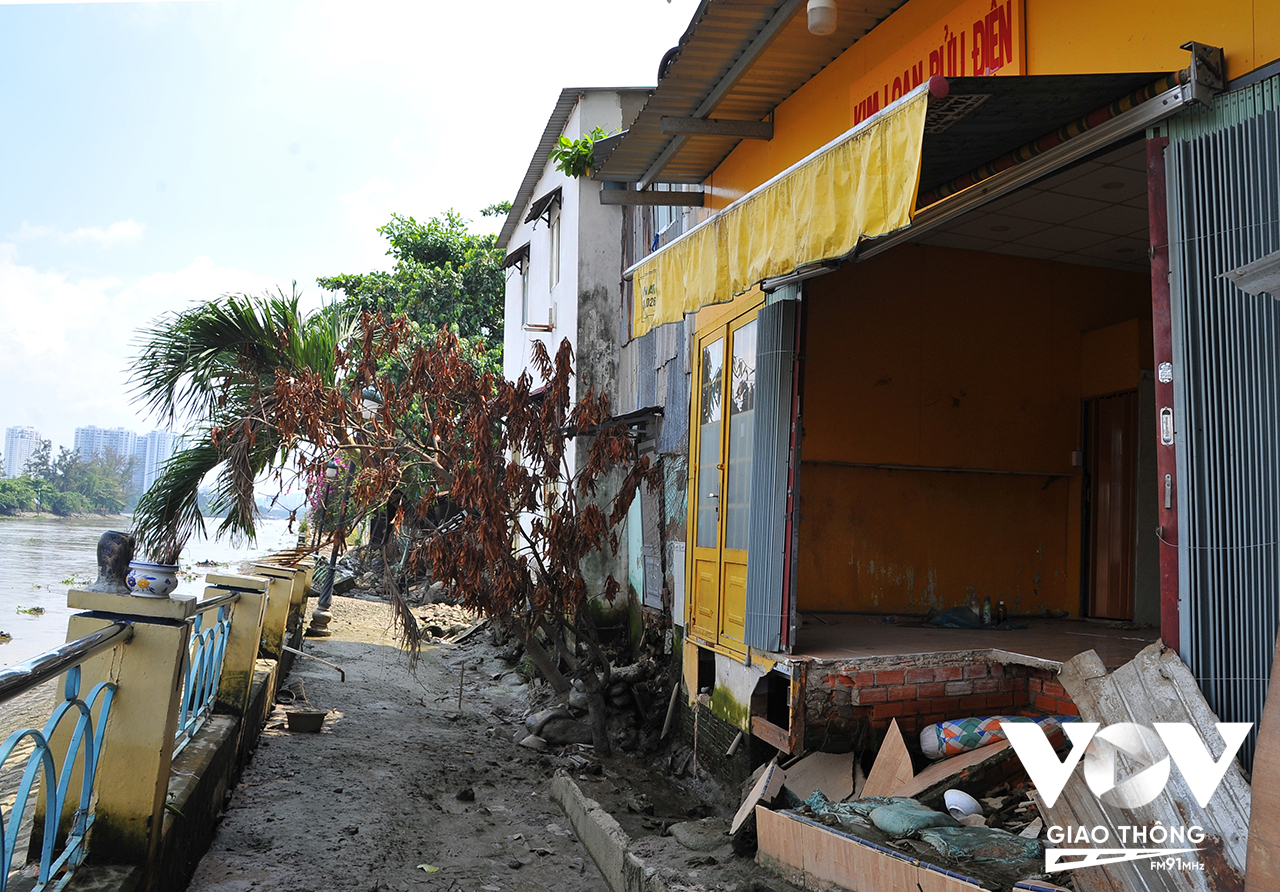 Do ảnh hưởng nước ngập mỗi khi triều cường lên cao, nhiều ngôi nhà trông tan hoang, đổ nát hơn so với cách nay 4 tháng.