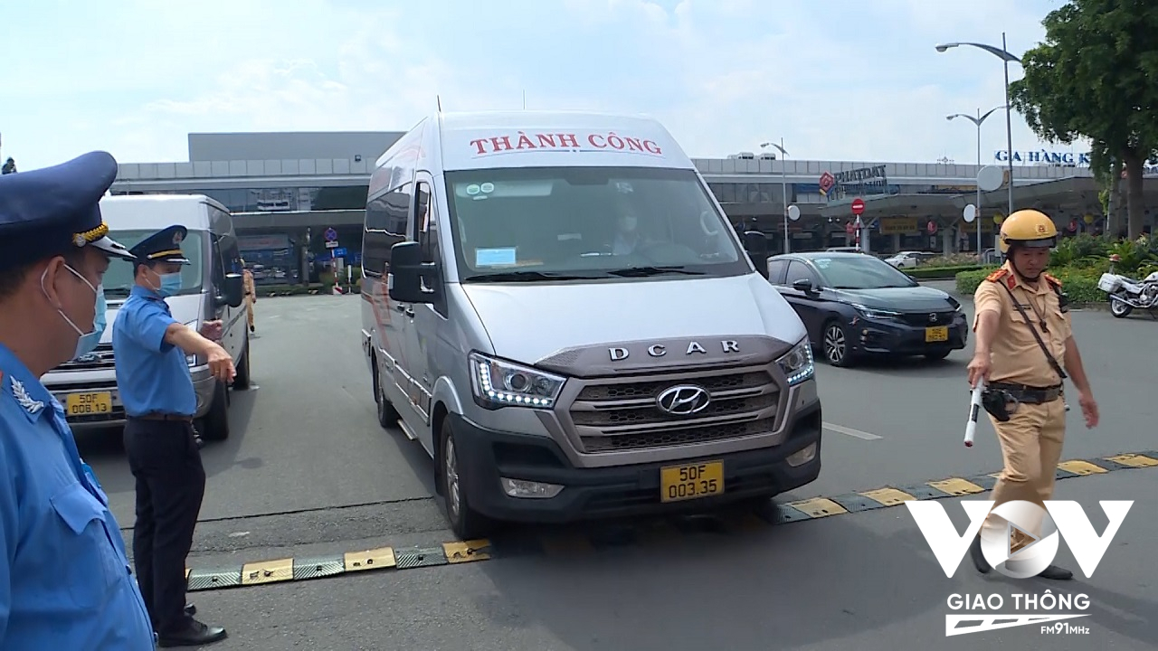 Đội CSGT Tân Sơn Nhất phối hợp lực lượng CSGT Công an quận Tân Bình, Thanh tra giao thông kiểm tra xe ô tô kinh doanh vận tải hành khách tại khu vực sân bay Tân Sơn Nhất