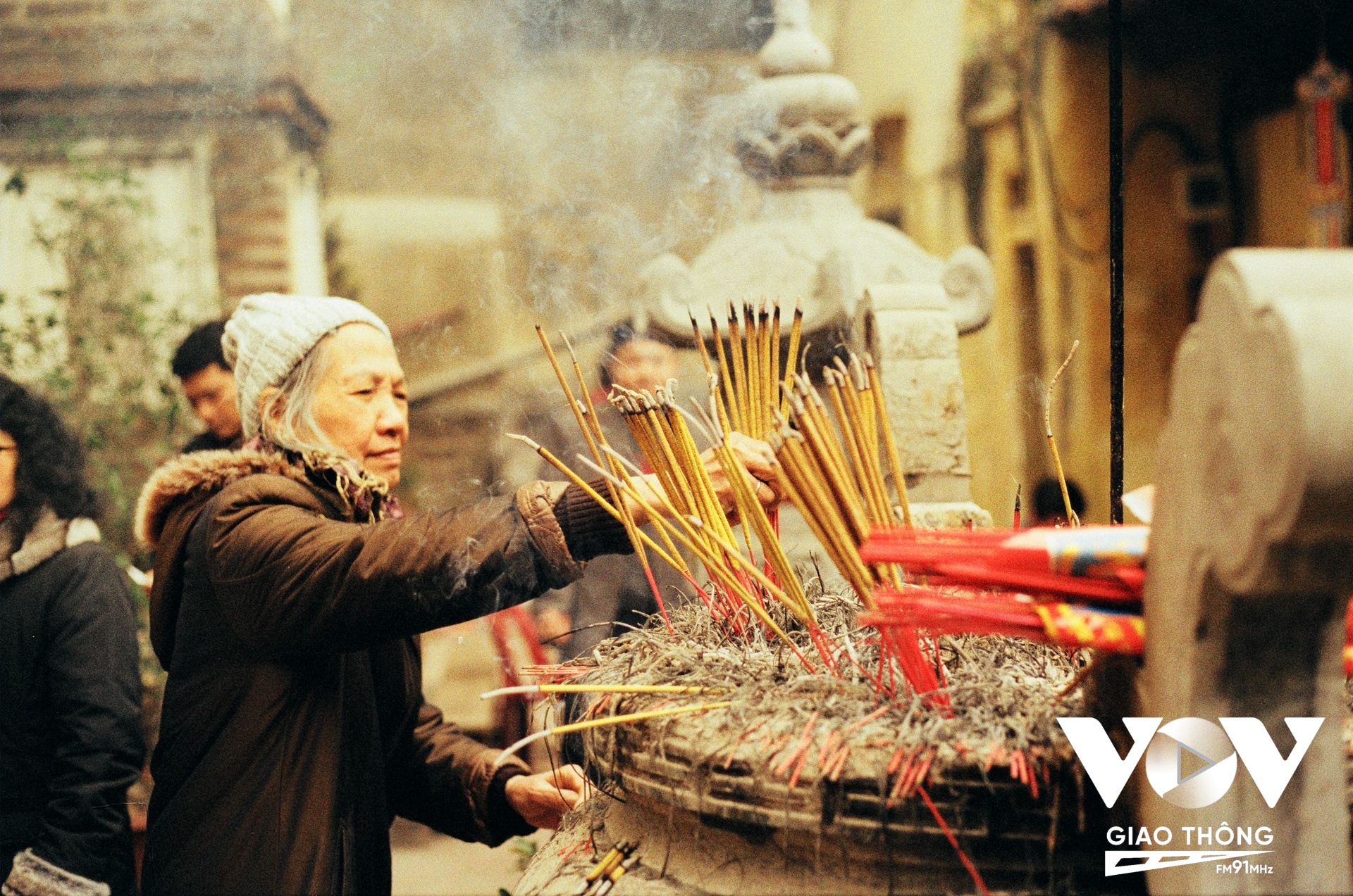 Chùa Bà Đá, một ngôi chùa khá nổi tiếng ngay sát Hồ Hoàn Kiếm là nơi rất nhiều người Hà Nội đến thắp hương mỗi dịp lễ tết