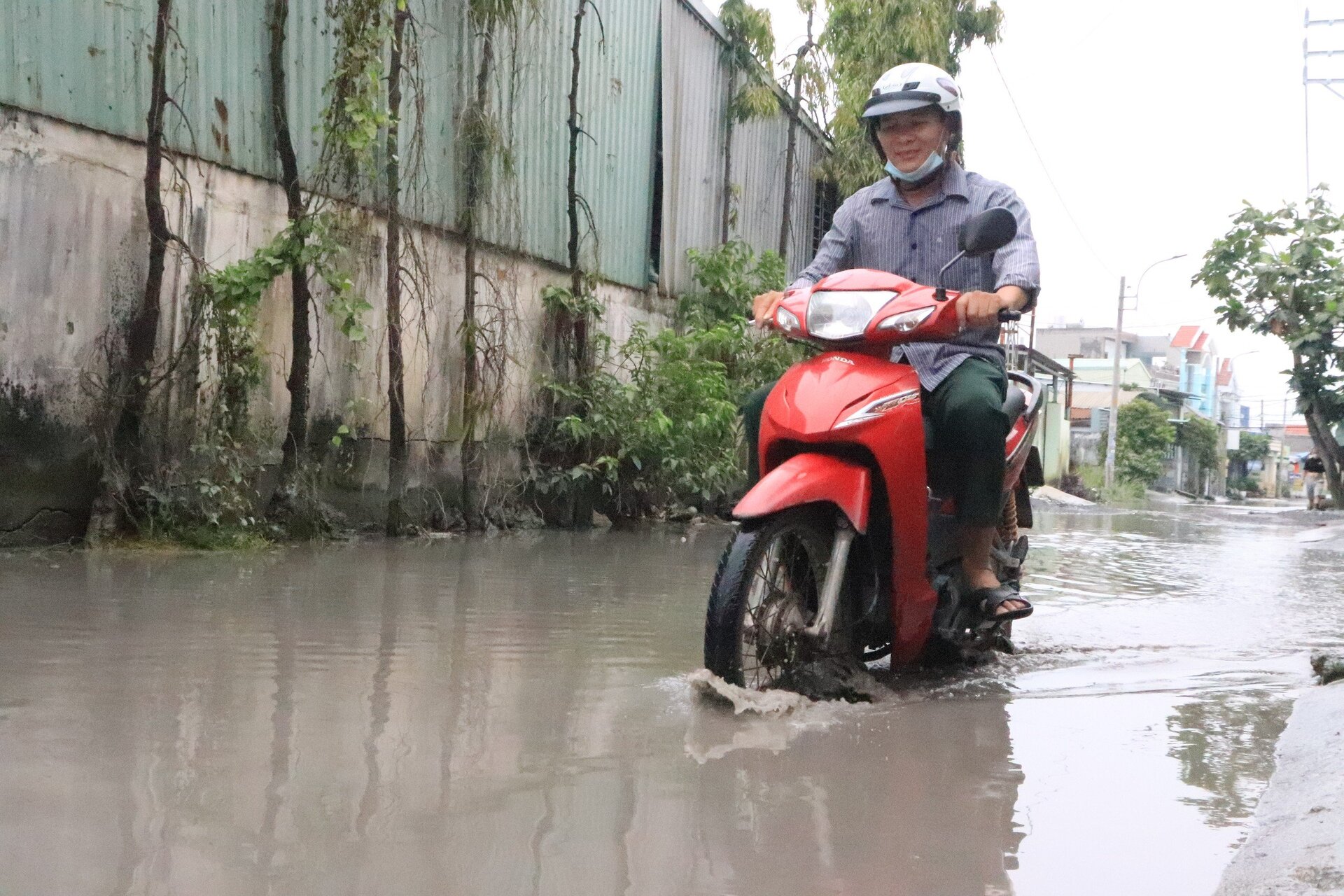 Thời gian qua người dân tại đường An Phú Đông 35 thuộc phường An Phú Đông, Quận 12, TP.HCM sống trong cảnh ngập ngụa, lầy lội khi nước đọng trên tuyến được này gần nửa năm không rút